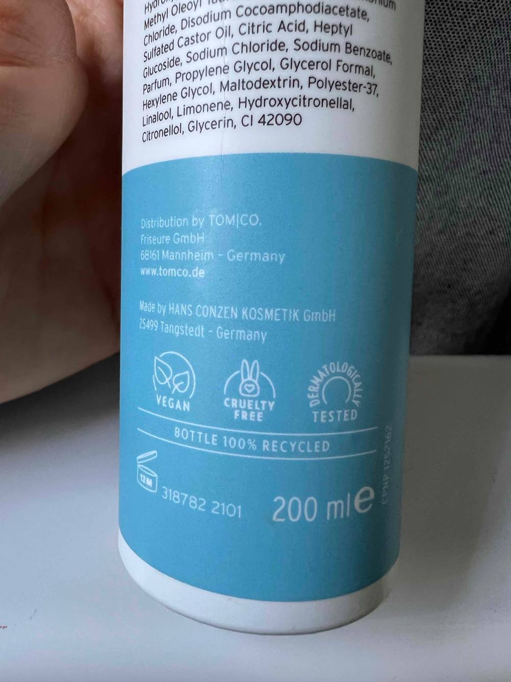 Feuchtigkeitsshampoo getestet: Nahaufnahme der Infografiken auf einer Flasche inklusive Inhaltsangabe.