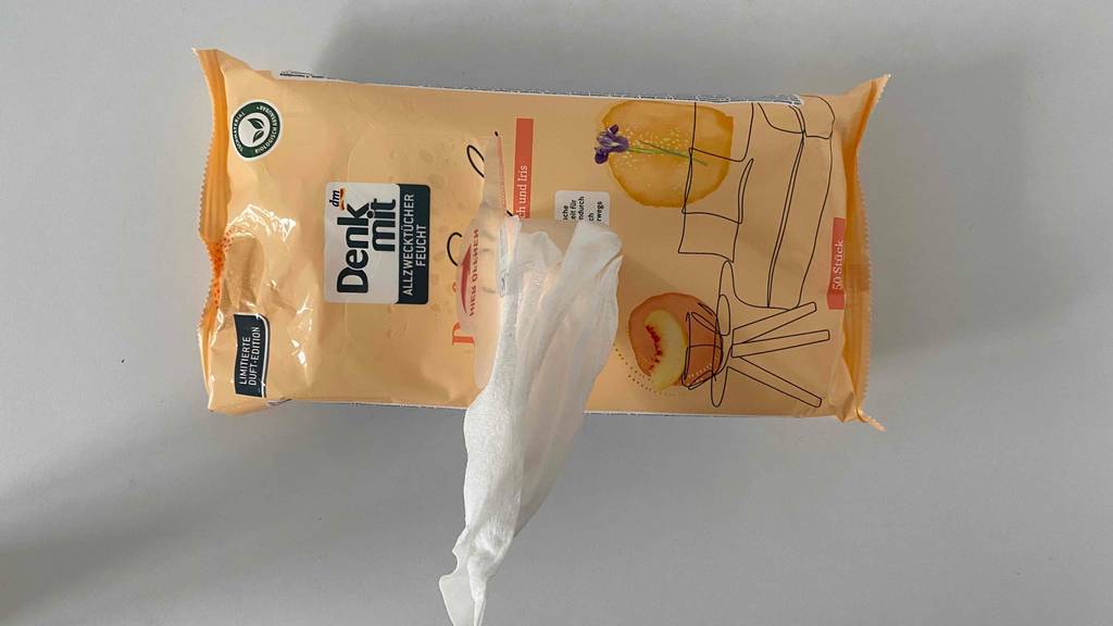 Feuchttuch guckt aus der Verpackung raus.