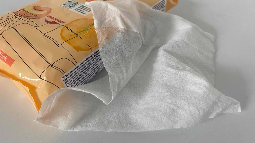 Feuchttuch guckt aus der Verpackung raus.