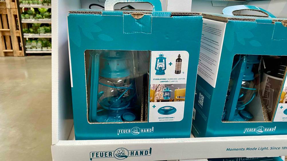 Im Test: Mehrere verpackte Sturmlaternen in einem Kartonregal.