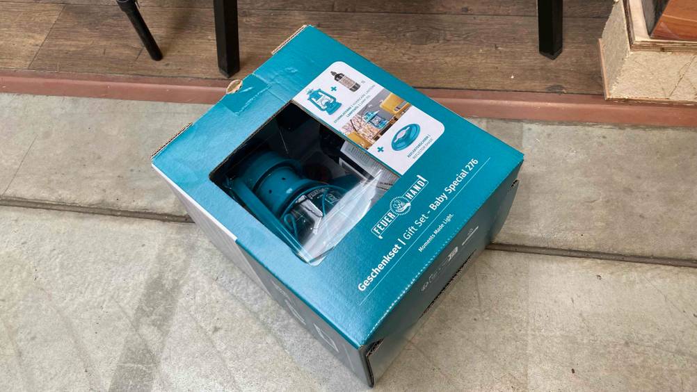 Sturmlaterne getestet: Eine Originalverpackung liegt auf einem Betonboden.