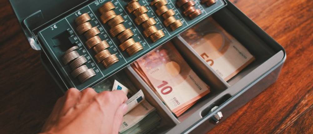 Feuerfeste Geldkassette im Test: Eine Geldkassette ist mit Bargeld gefüllt.