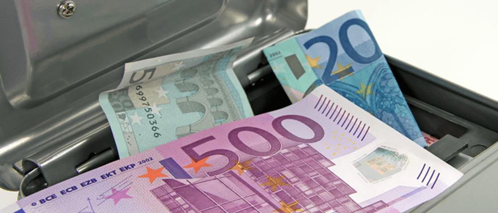 Feuerfeste Geldkassette im Test: Bargeld liegt in einer Geldkassette