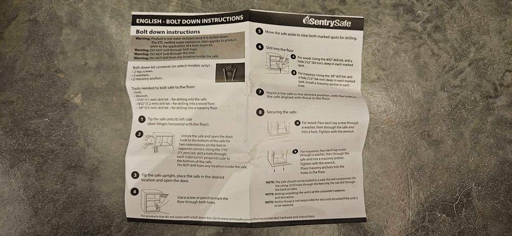 Installationsbeschreibung auf Englisch von einem feuerfesten Tresor im Test der Marke SentrySafe.