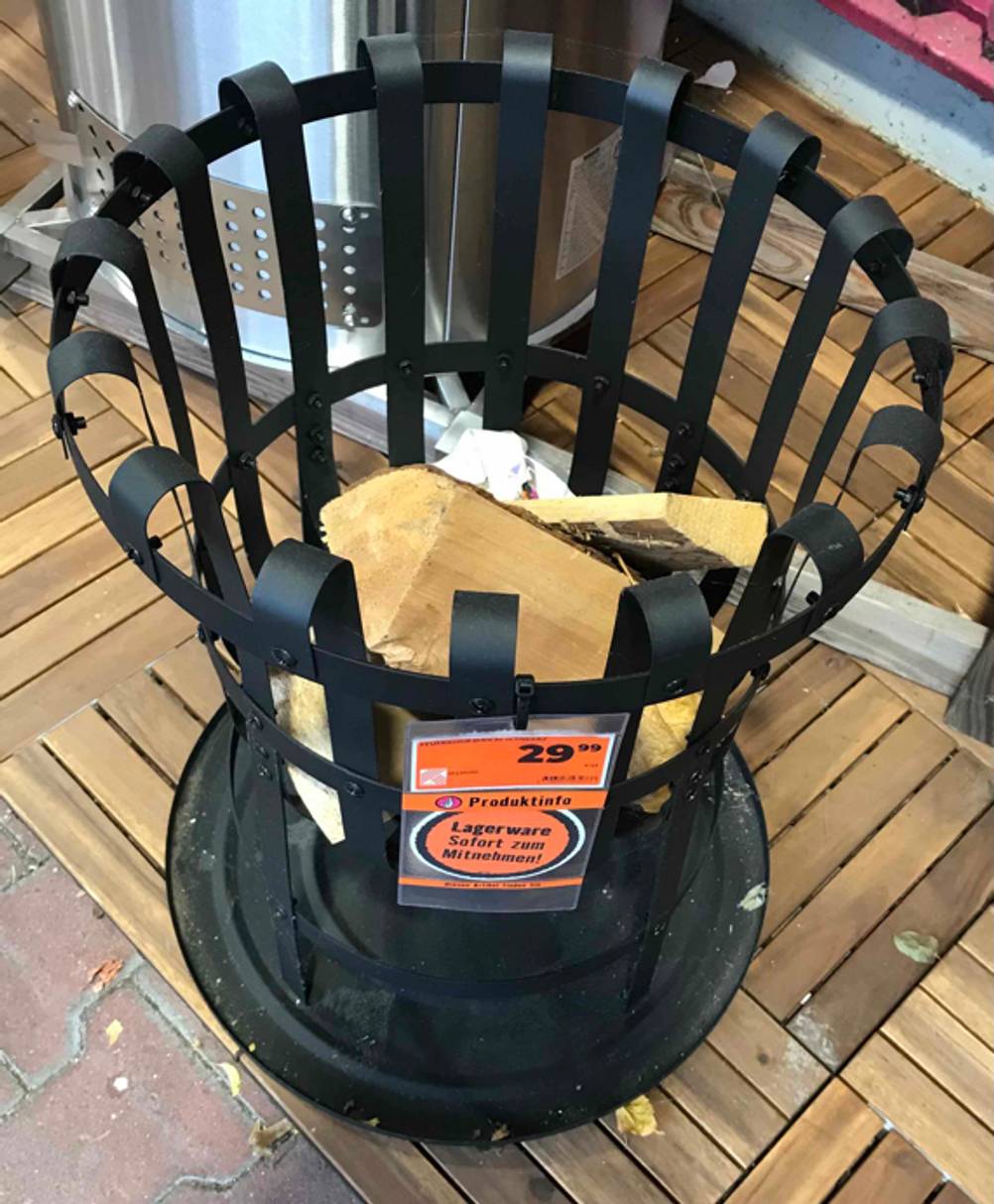 Ein getesteter Feuerkorb von schräg oben mit Preisschild.