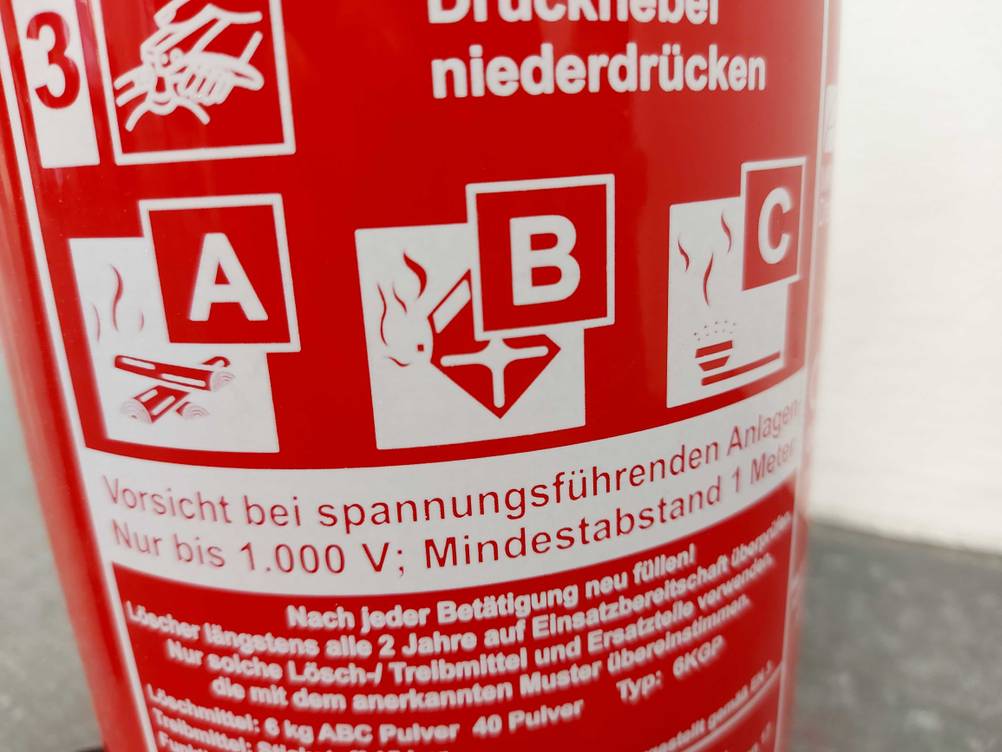 Nahaufnahme der Infografiken auf der Vorderseite des getesteten Feuerlöschers.