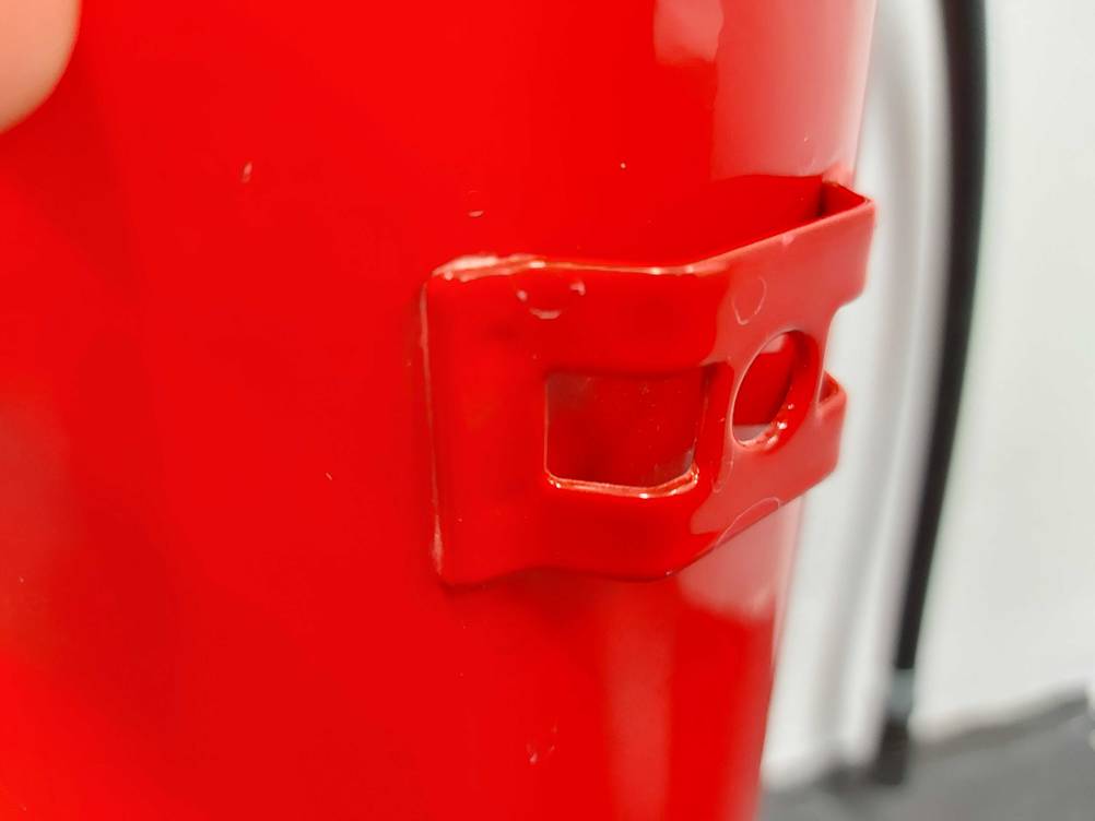 Nahaufnahme der Befestigungsmöglichkeit eines getesteten Feuerlöschers.