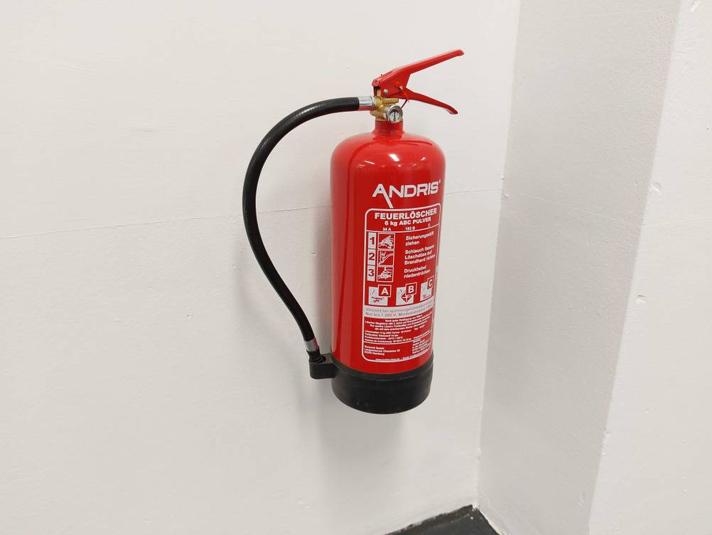 Feuerlösche an Wand