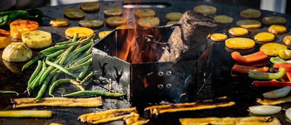 Feuertonne getestet: Eine Grillplatte mit verschiedenem Gemüse auf einer Feuertonne in Nahaufnahme.