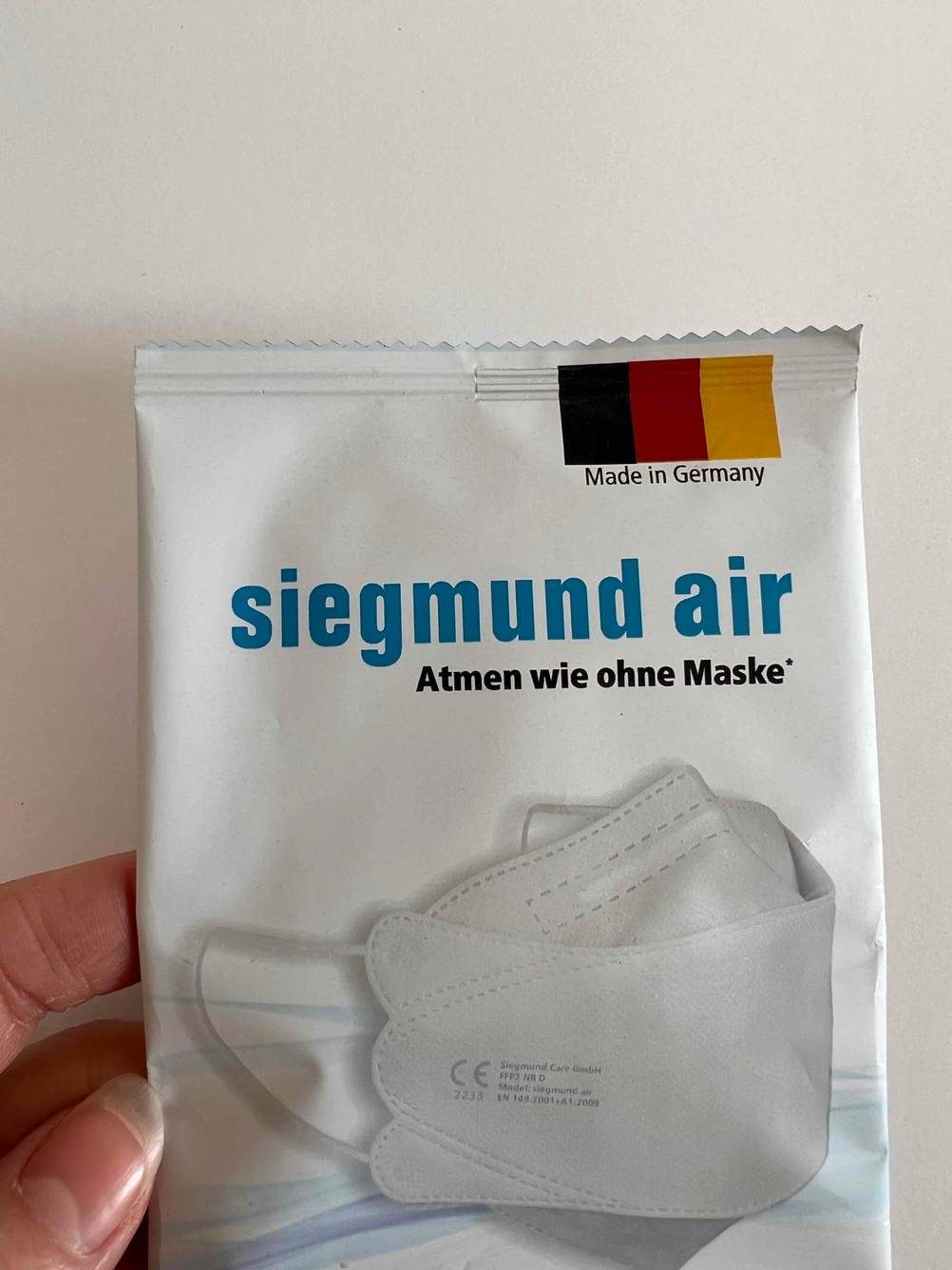 Nahaufnahme der Informationen auf der Vorderseite der Originalverpackung der FFP2-Maske Made in Germany im Test.