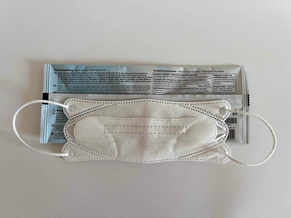 FFP2-Maske Made in Germany getestet: Die Maske liegt auf der Originalverpackung.