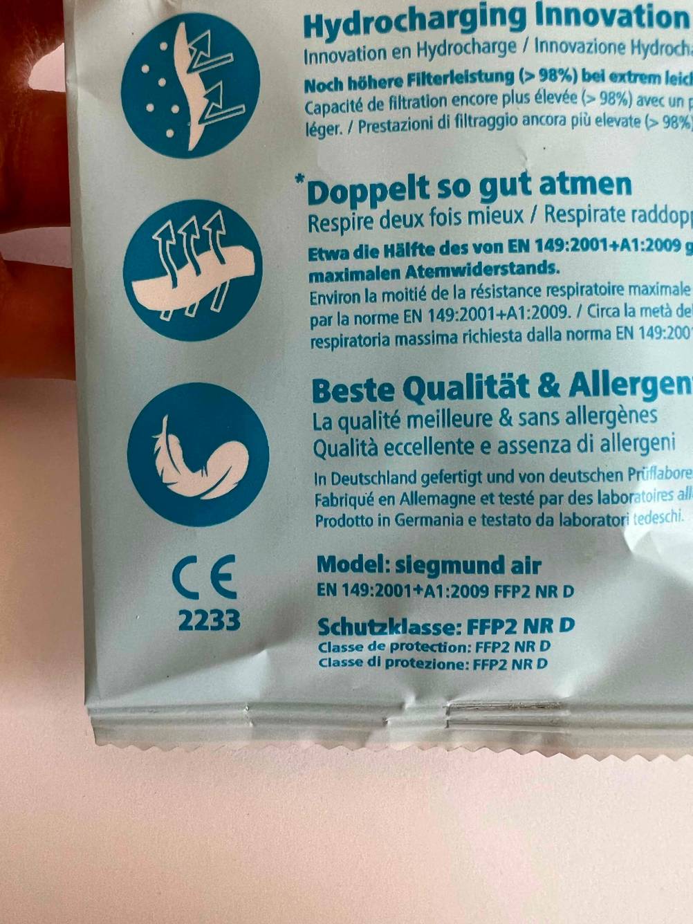 Nahaufnahme der Informationen auf der Rückseite einer Verpackung der getesteten FFP2-Maske Made in Germany.