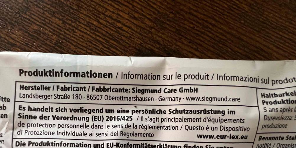 Im Test: Nahaufnahme Aufdruck zum Hersteller einer Packung FFP2-Maske Made in Germany.