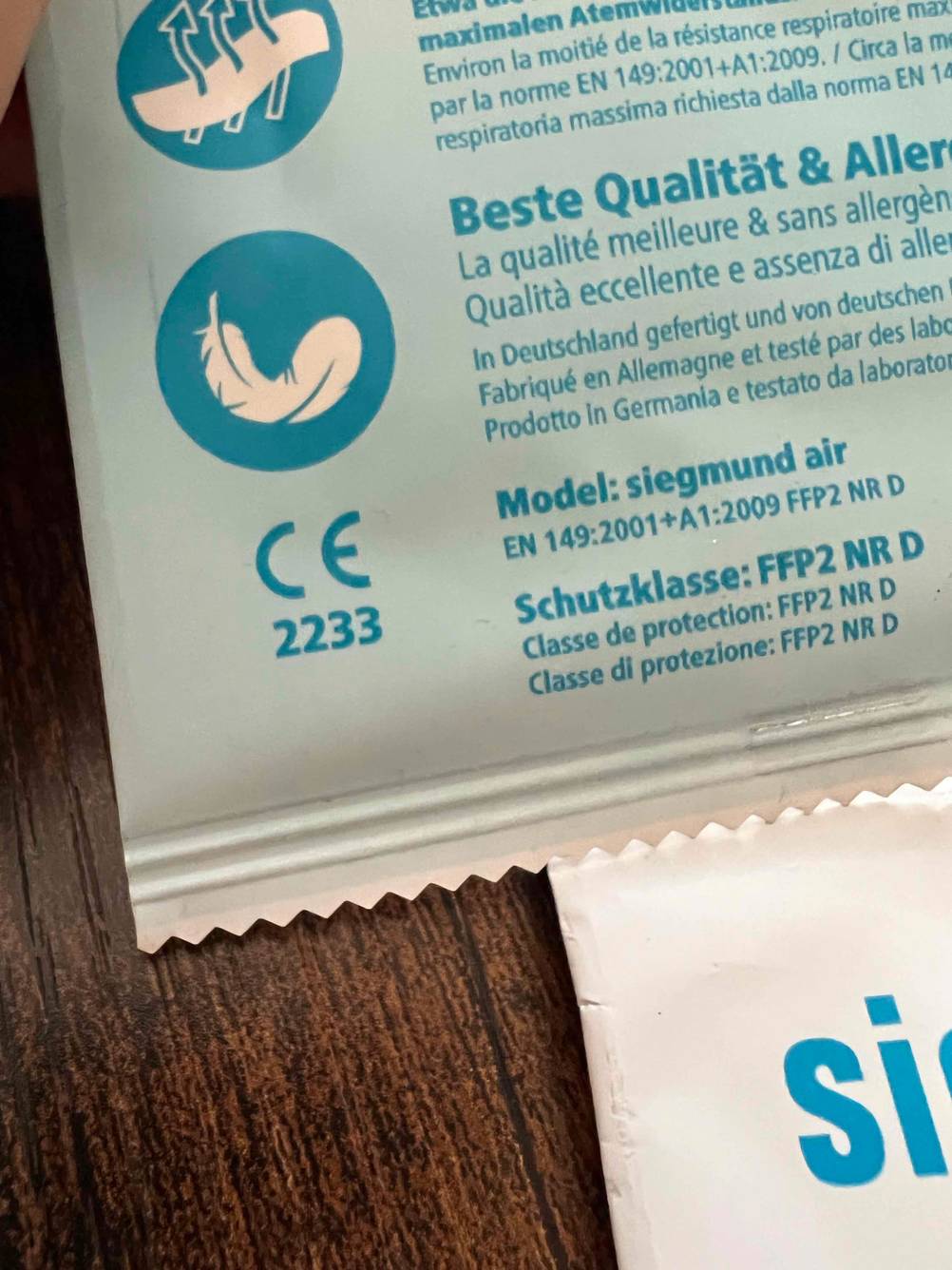 FFP2-Maske Made in Germany-Test: Nahaufnahme des CE-Siegels.