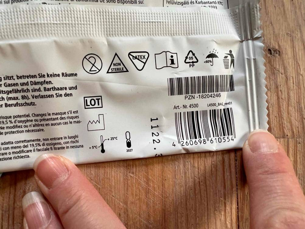 FFP2-Maske-Test: Nahaufnahme der Rückseite mit grafischen Elementen und Strichcode.