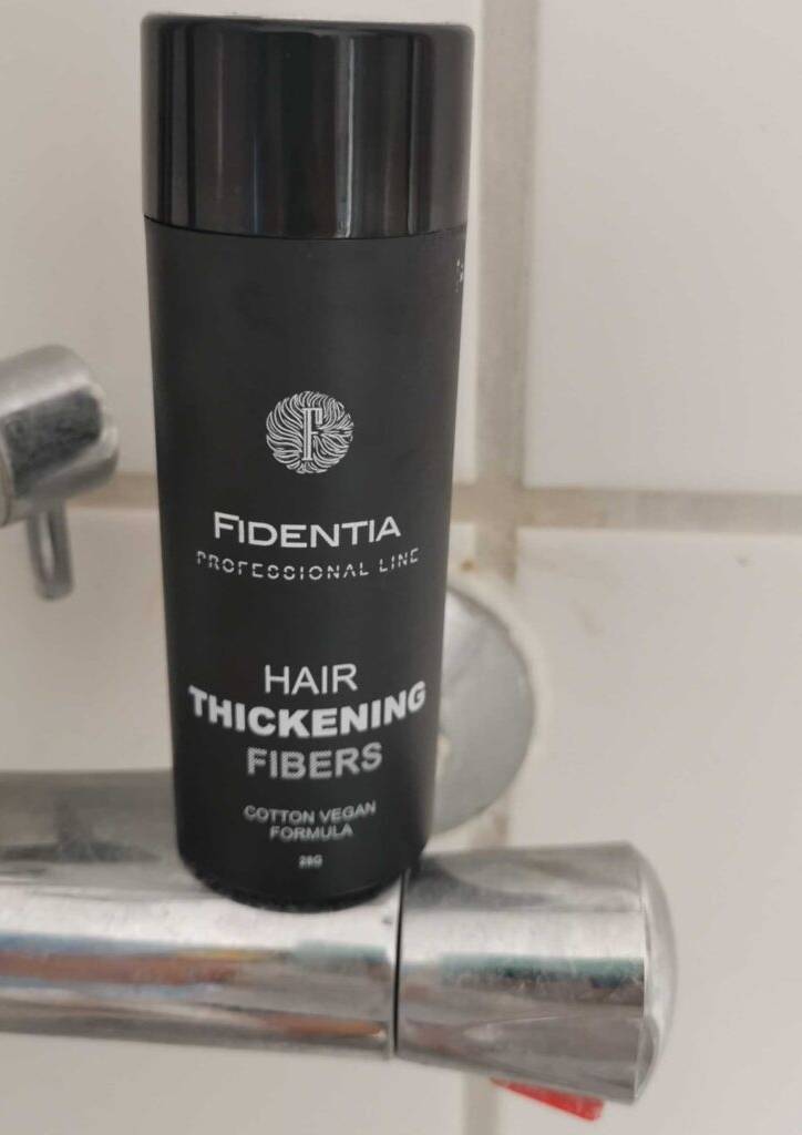 Streuhaar-Test: Eine schwarze Streudose der Marke Fidentia steht auf einer Duscharmatur.