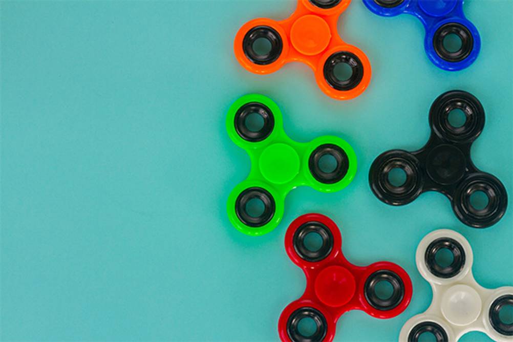 Fidget-Spinner im Test: Mehrere Fidget Spinner aus Kunststoff in verschiedenen Farbvarianten.