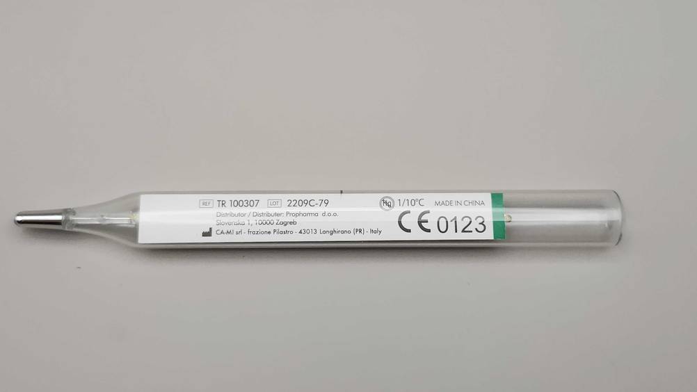 Rückseite eines Fieberthermometer analog im Test horizontal auf einer hellen Fläche.