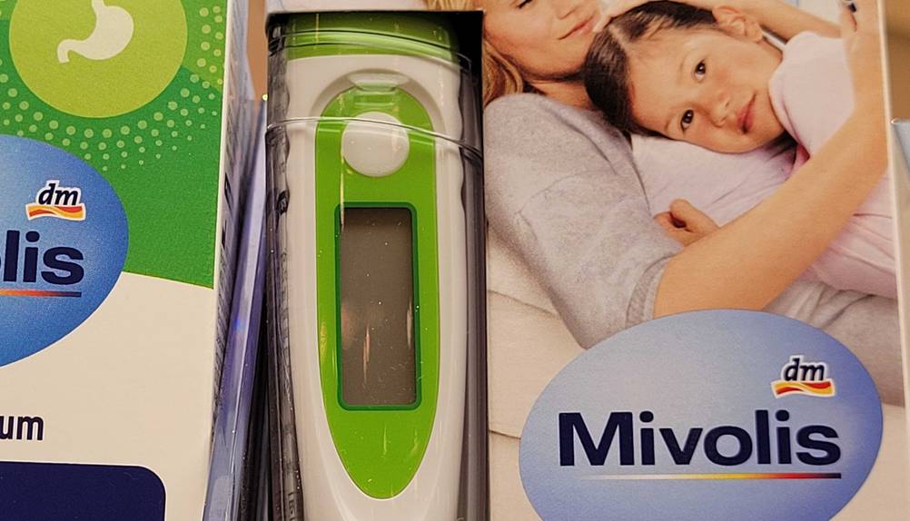 Fieberthermometer im Test: Nahaufnahme des Displays in der transparenten Verpackung.