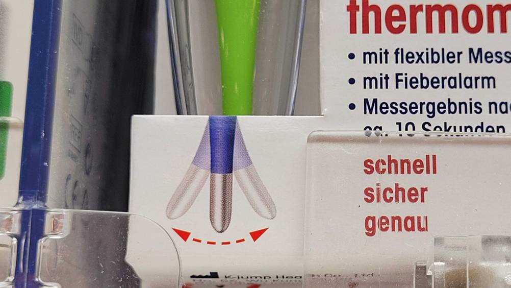 Nahaufnahme der Infografik auf der Vorderseite der Originalverpackung des getesteten Fieberthermometers.