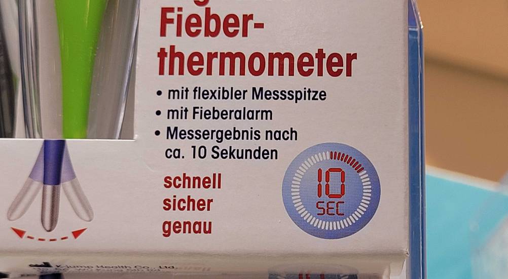 Fieberthermometer getestet: Nahaufnahme der Informationen auf der Vorderseite der Originalverpackung.