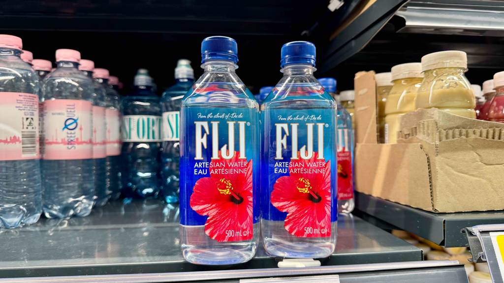 Getestet: Quellwasser in der Kunststoffflasche von FIJI steht neben weiteren Wasser-Flaschen auf dem Regal.