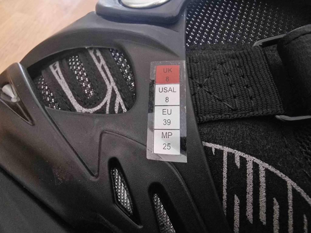 Detailansicht des verstärkten Fersenbereichs inklusive Größenangabe-Etikett von einem schwarzen Inline-Skate für Damen im Test.