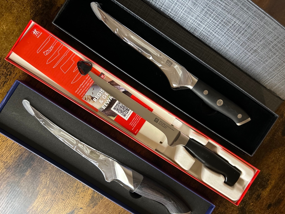 Filetiermesser im Test: Drei Filetiermesser in ihrer Verpackung.