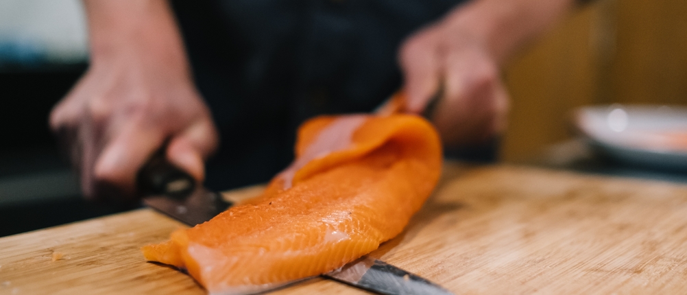 Filetiermesser im Test: Lachs wird mit Messer filetiert.