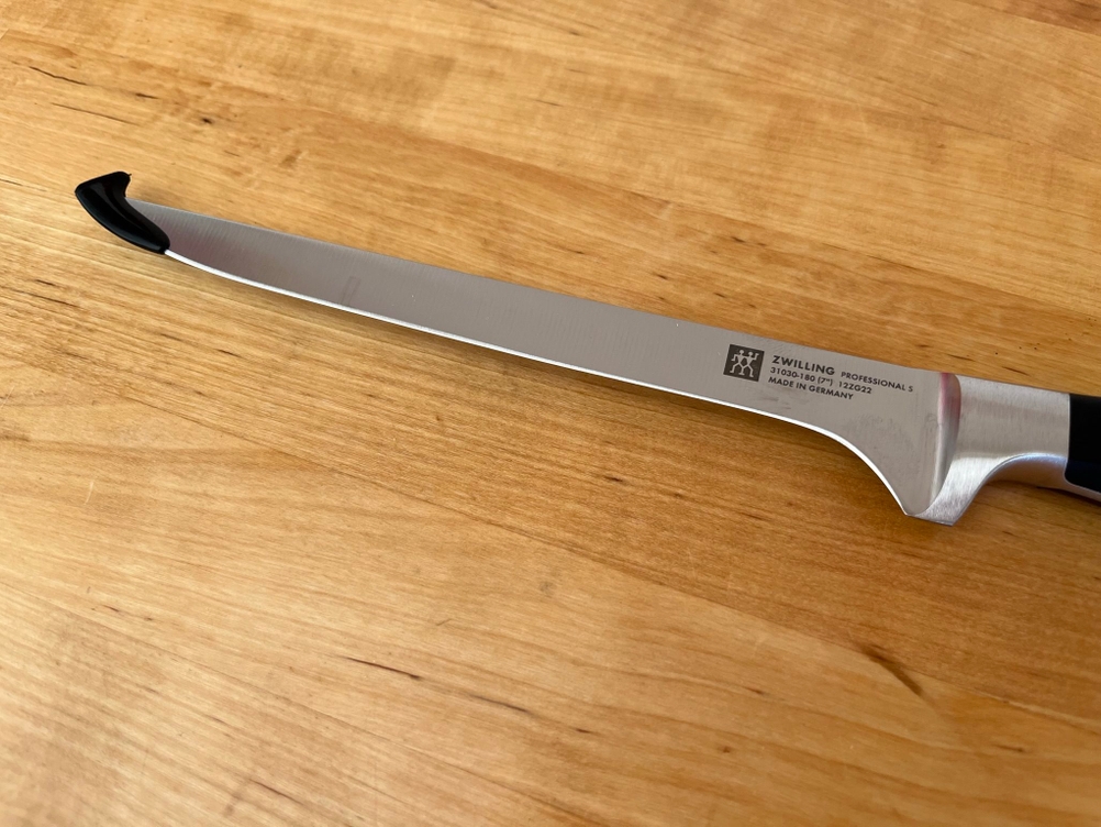 Das Zwilling-Filetiermesser mit Schutzkappe.