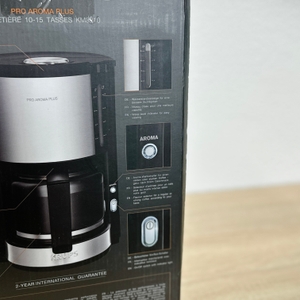 Die Verpackung der Krups KM3210 Pro Aroma Plus zeigt die wichtigsten Produktmerkmale. Abgebildet sind Gehäuse, Tasten und Füllmenge.