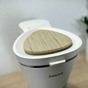 Die Philips-HD5120-Filterkaffeemaschine mit geschlossenem Deckel. Der Deckel besteht aus hellem Kunststoff mit Holzoptik.