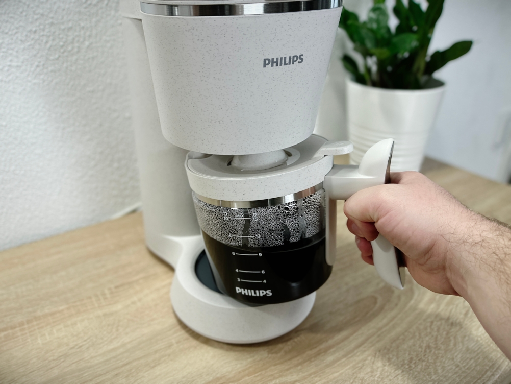 Die fertige Kanne der Philips HD5120 steht einsatzbereit in der Maschine. Kondenswasser ist an der Glaskanne sichtbar.