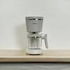Frontalansicht der Philips HD5120 Filterkaffeemaschine mit leerer Glaskanne. Das Gerät steht auf einer Holzarbeitsfläche.