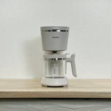 Frontalansicht der Philips HD5120 Filterkaffeemaschine mit leerer Glaskanne. Das Gerät steht auf einer Holzarbeitsfläche.