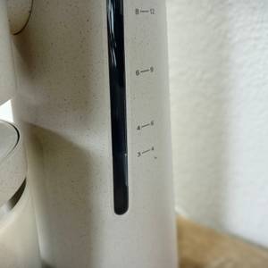 Nahaufnahme der Wasserstandsanzeige an der Philips HD5120. Die Skala ist in Tassen unterteilt.