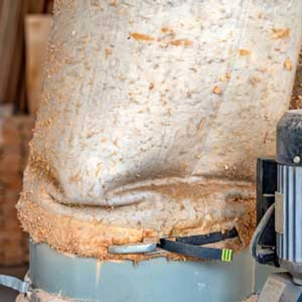 benutzter luftfiltersack in einer sägemühle