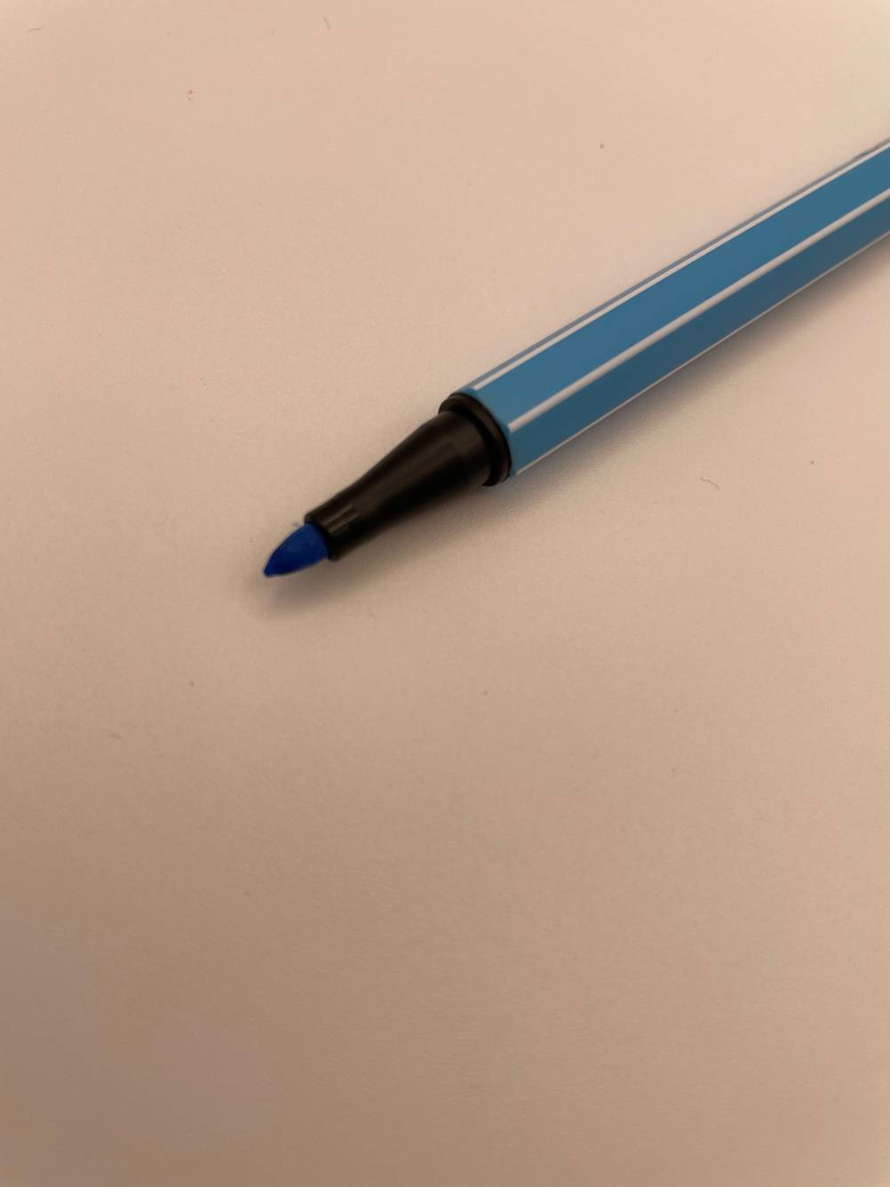 Filzstifte getestet: Nahaufnahme der Spitze auf einer hellen Fläche.