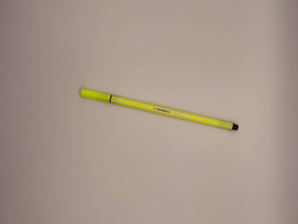 Filzstifte getestet: Ein gelber Stift auf einer hellen Fläche.