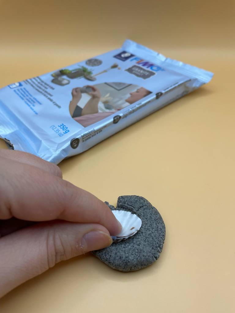 Im Test: Finger drücken eine Muschel in Fimo-Knete.