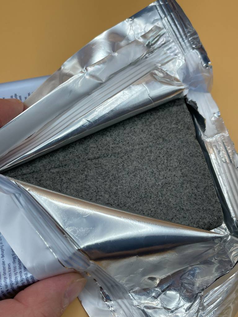 Im Test: Eine Packung ist aufgerissen mit Blick auf die Fimo-Knete.