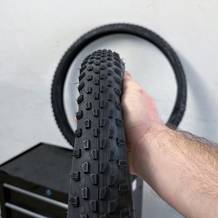 Nahaufnahme des Profils vom Fincci-Gravel-Fahrradreifen 29 Zoll. Die Stollen sind mittig und seitlich klar erkennbar.