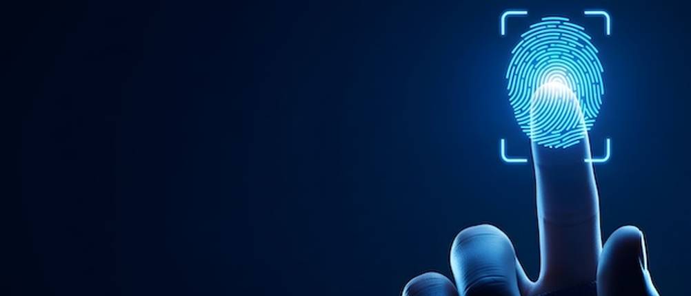 Fingerabdruckscanner-Test: Ein blauer Fingerabdruck eines Zeigefingers ist erkennbar.