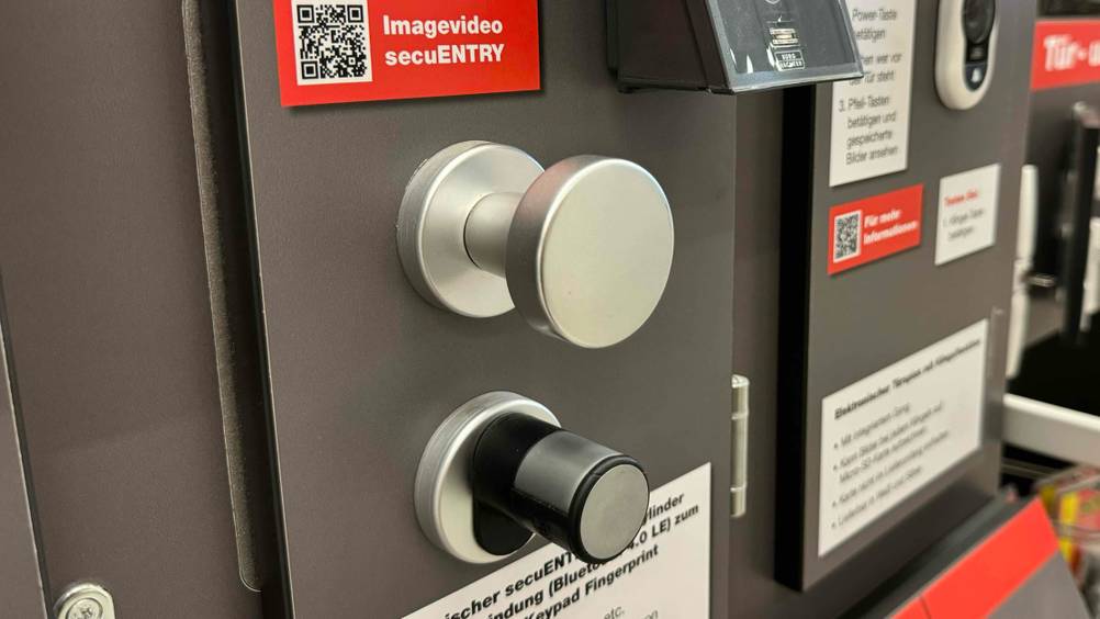 Fingerprint-Türöffner im Test: Nahaufnahme des Türknaufs und des Türschließers.