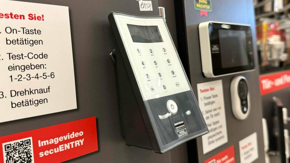 Fingerprint-Türöffner getestet: Ein Tastenfeld von der Seite.