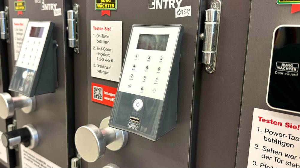 Ein getesteter Fingerprint-Türöffner von schräg seitlich auf einer Ausstellungswand moniert.