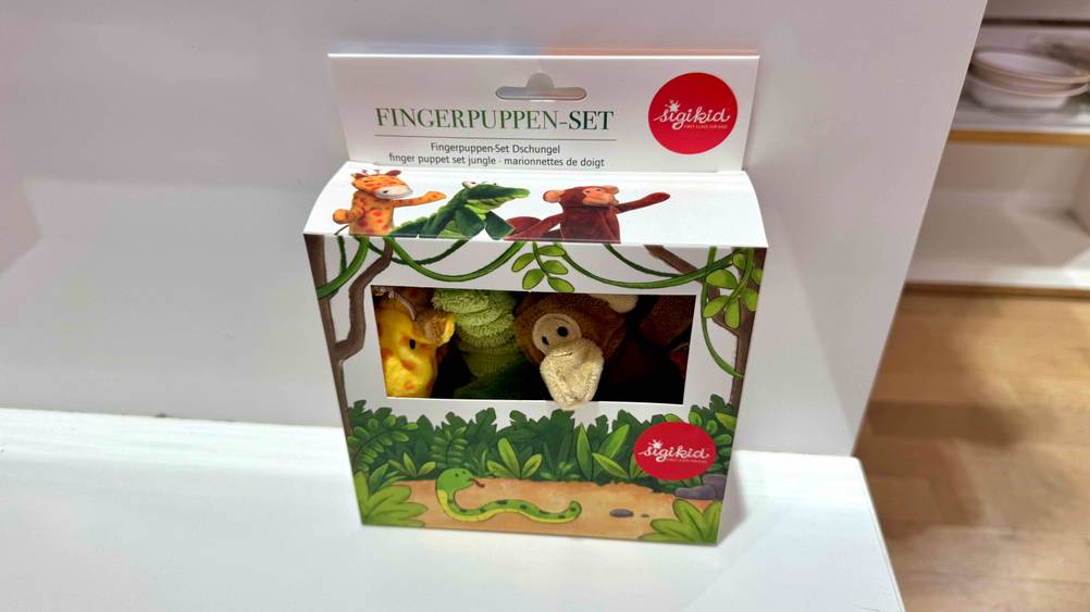 Die Packung der getesteten Fingerpuppen von schräg oben auf einer weißen Fläche.