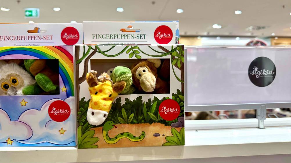 Die getesteten Fingerpuppen neben anderen auf einem Verkaufsregal stehend.