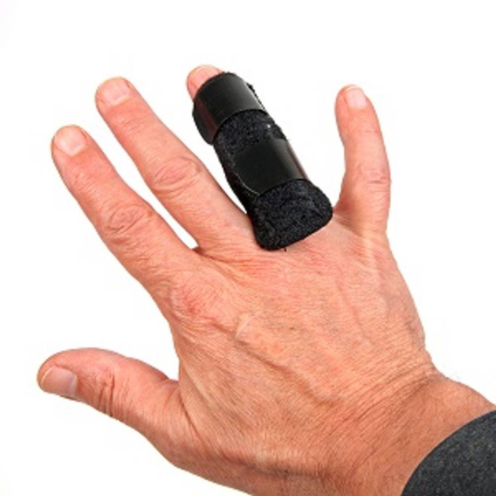 Fingerschiene getestet: Mann, der eine Fingerschiene mit Klettverschluss am Ringfinger trägt.