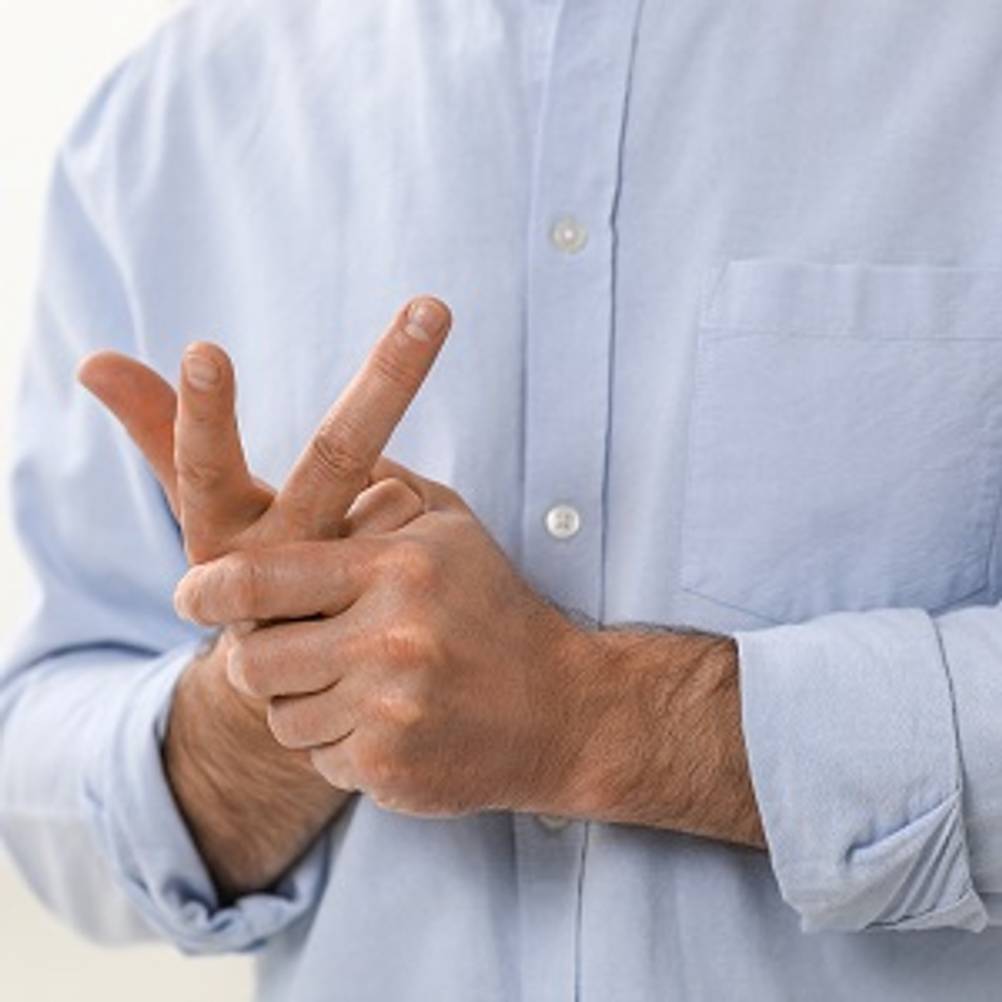 Fingerschiene im Test: Mann, der seine schmerzenden Finger hält